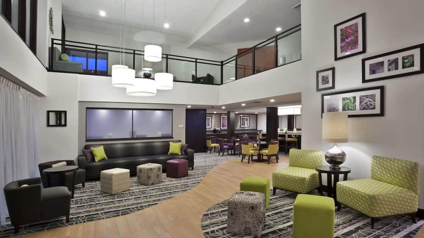 La Quinta Inn & Suites by Wyndham Detroit Metro Airport